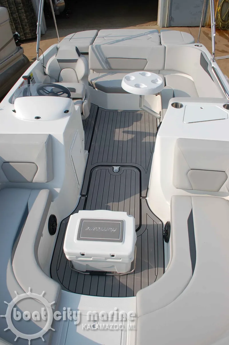 Slide: The Image of Hurricane SunDeck Sport SS 188 I/O 2025 - 9