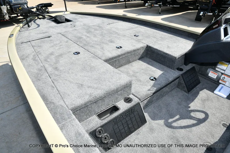 Slide: The Image of Tracker Savage 215 w/200HP Mercury Pro-XS 2026 - 17