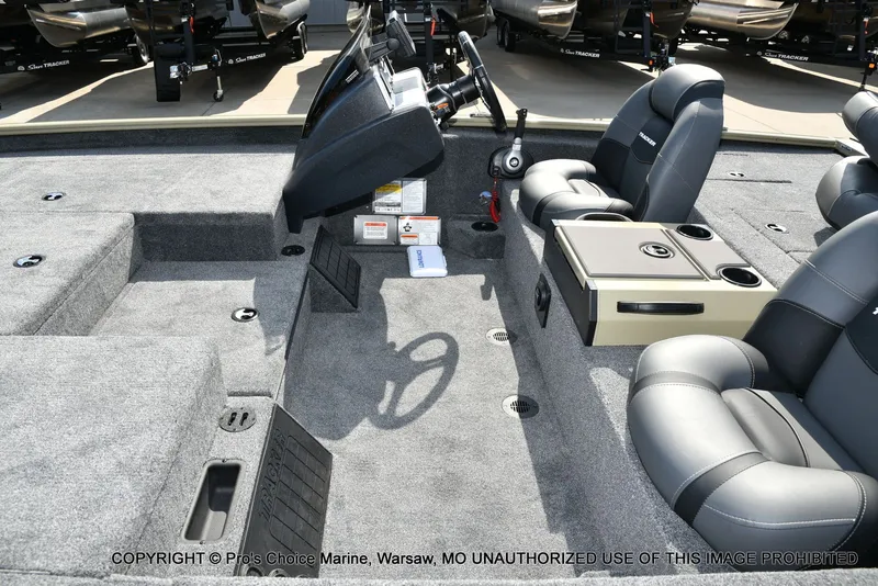 Slide: The Image of Tracker Savage 215 w/200HP Mercury Pro-XS 2026 - 18