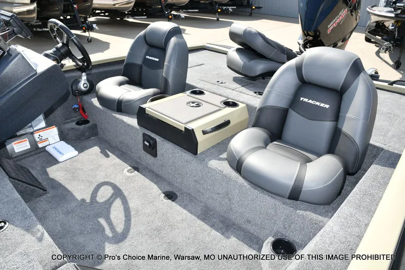 Slide: The Image of Tracker Savage 215 w/200HP Mercury Pro-XS 2026 - 19