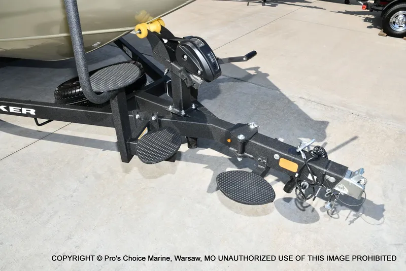 Slide: The Image of Tracker Savage 215 w/200HP Mercury Pro-XS 2026 - 34