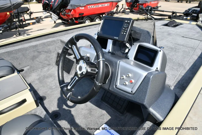 Slide: The Image of Tracker Savage 215 w/200HP Mercury Pro-XS 2026 - 39