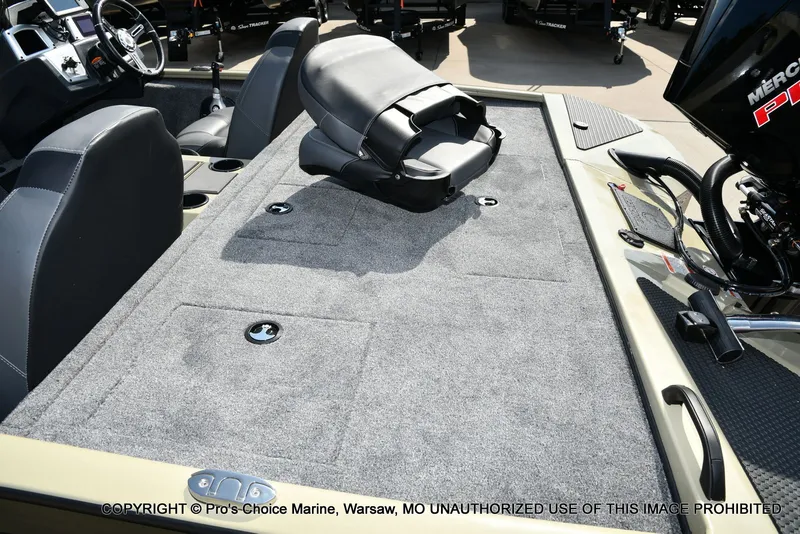 Slide: The Image of Tracker Savage 215 w/200HP Mercury Pro-XS 2026 - 41