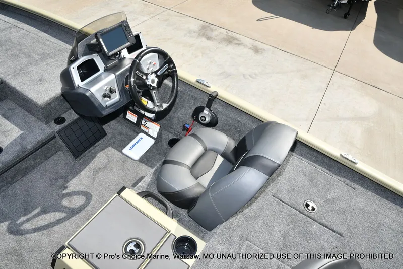 Slide: The Image of Tracker Savage 215 w/200HP Mercury Pro-XS 2026 - 43