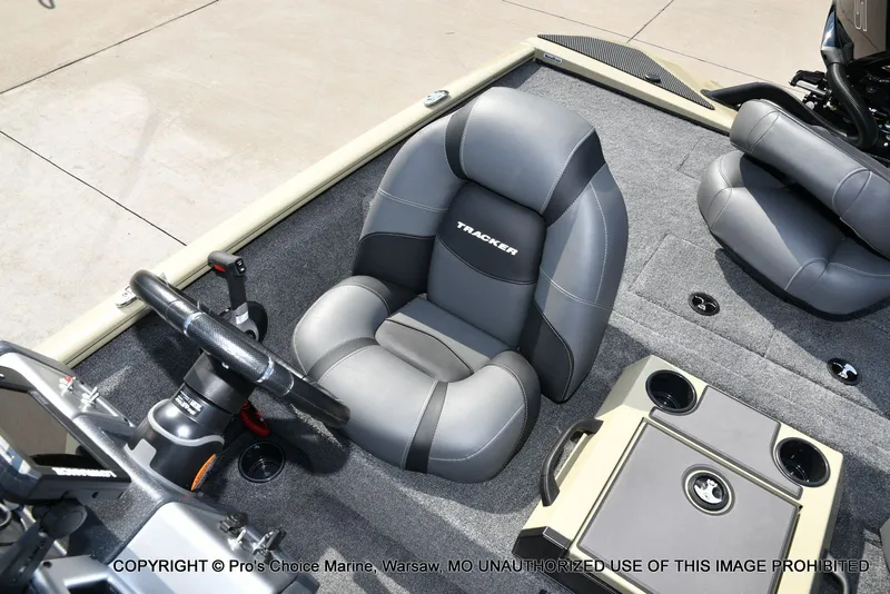 Slide: The Image of Tracker Savage 215 w/200HP Mercury Pro-XS 2026 - 51