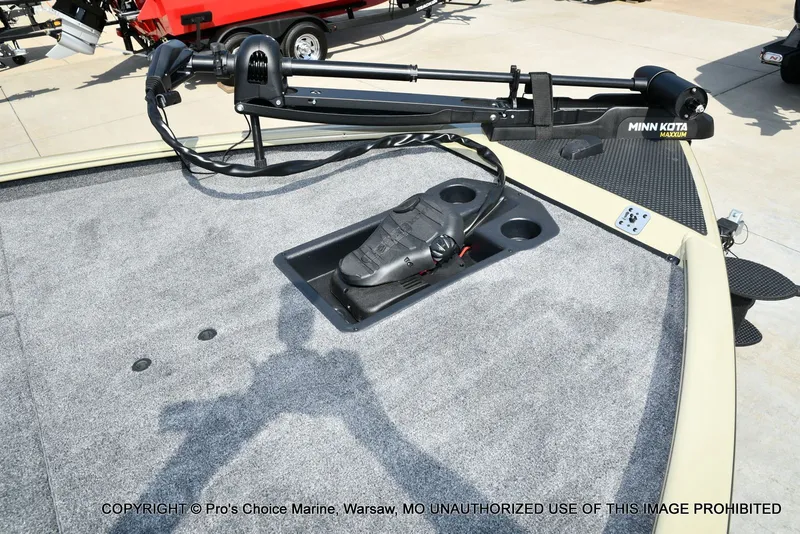 Slide: The Image of Tracker Savage 215 w/200HP Mercury Pro-XS 2026 - 8