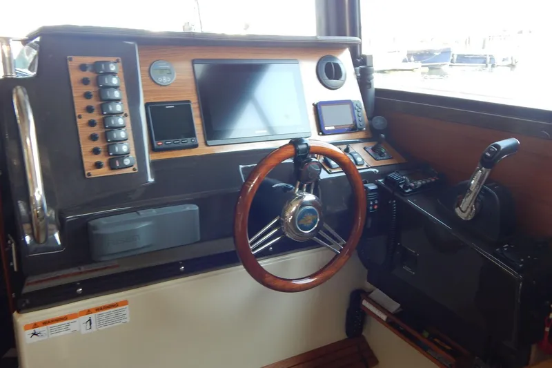 Slide: The Image of Ranger Tugs R-27 - Helm - 10