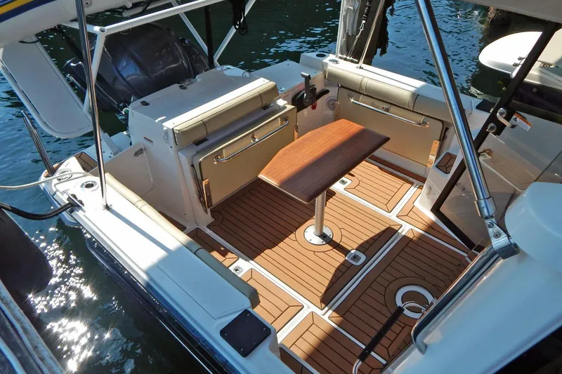 Slide: The Image of Ranger Tugs R-27 - Cockpit - 11