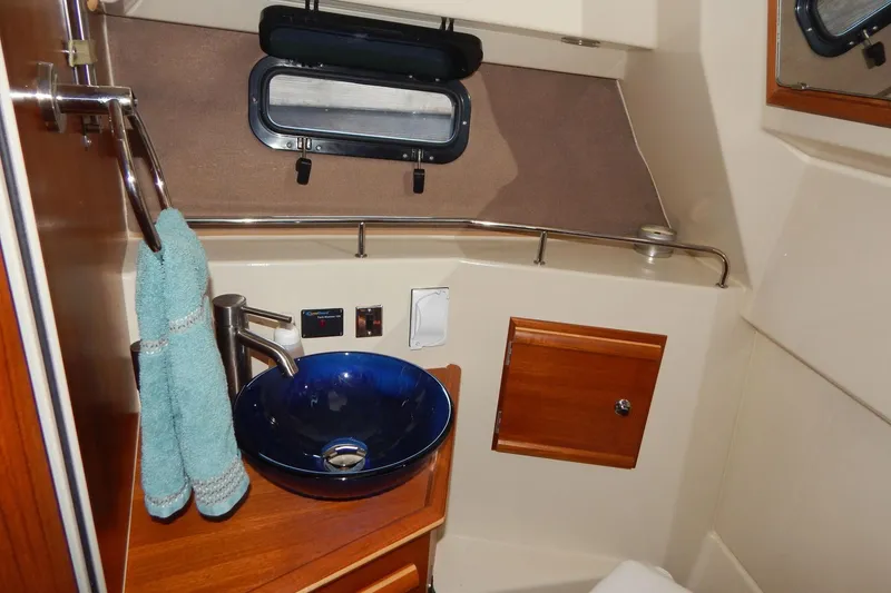 Slide: The Image of Ranger Tugs R-27 - Head - 8