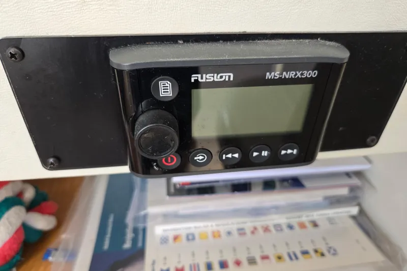 Slide: The Image of Fusion MS-NRX300 stereo system on 2002 Silverton 351 Sedan Cruiser. - 32