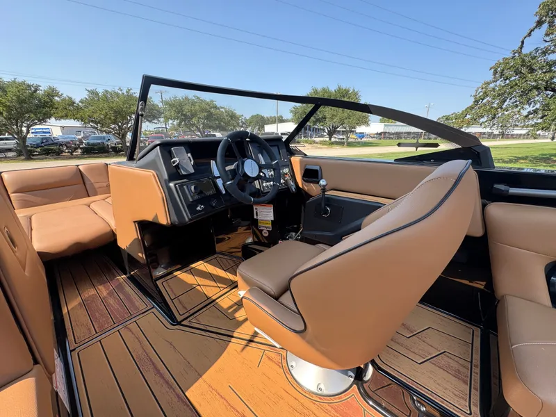 Slide: The Image of 2026 MOOMBA MAX - Image 16 - 16