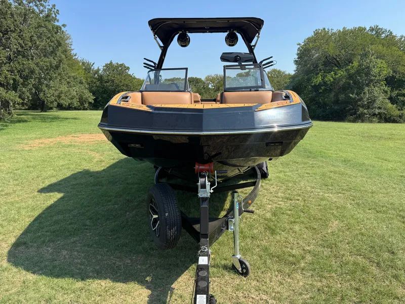 Slide: The Image of 2026 MOOMBA MAX - Image 2 - 2