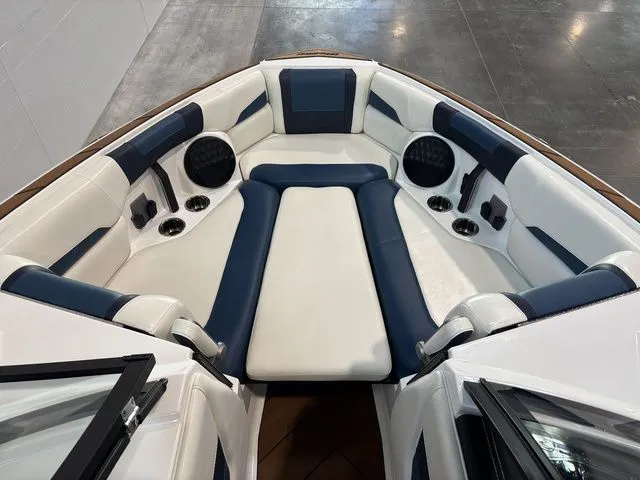 Slide: The Image of Malibu 26 LSV 2023 - 13