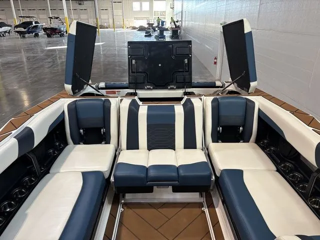 Slide: The Image of Malibu 26 LSV 2023 - 16