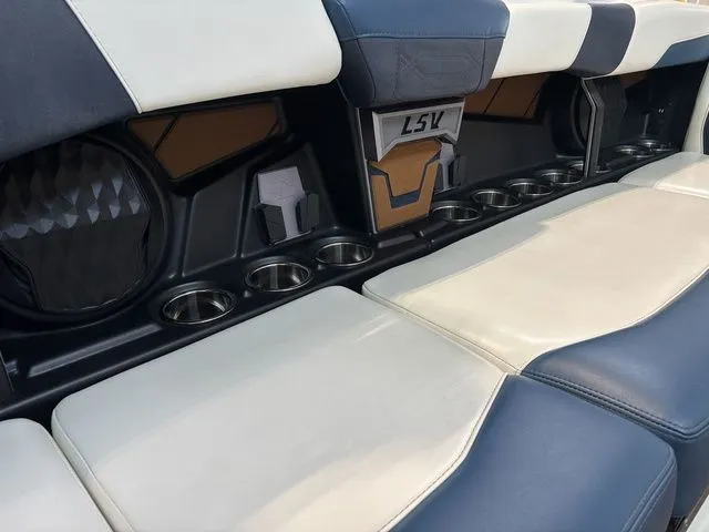 Slide: The Image of Malibu 26 LSV 2023 - 18