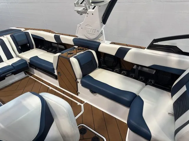 Slide: The Image of Malibu 26 LSV 2023 - 23