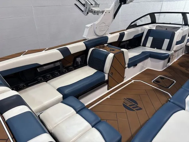 Slide: The Image of Malibu 26 LSV 2023 - 24
