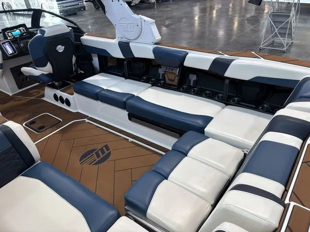 Slide: The Image of Malibu 26 LSV 2023 - 25