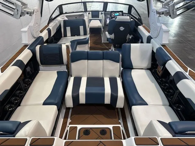 Slide: The Image of Malibu 26 LSV 2023 - 26
