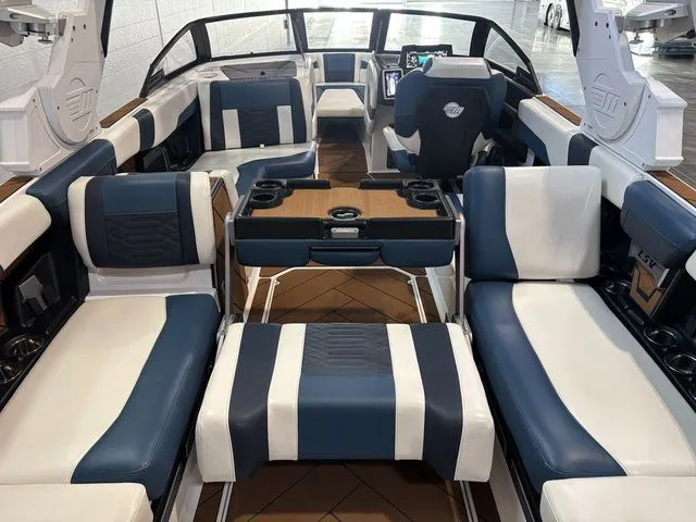 Slide: The Image of Malibu 26 LSV 2023 - 27