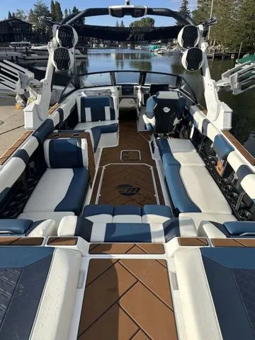 Slide: The Image of Malibu 26 LSV 2023 - 5