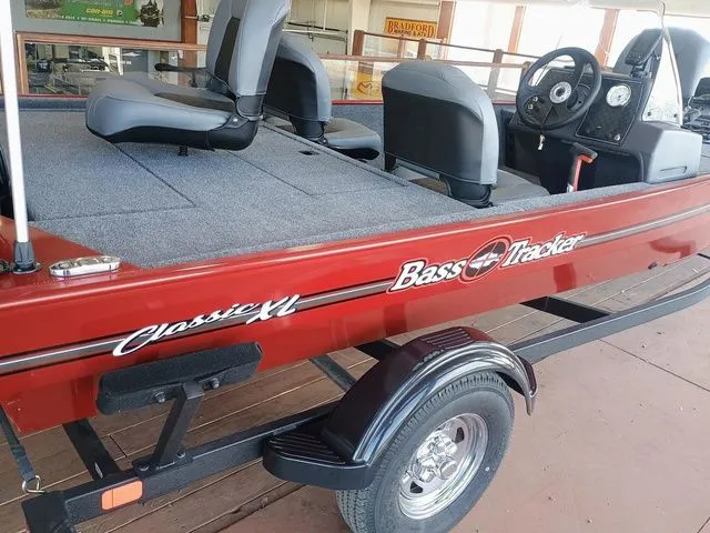 Slide: The Image of Tracker Bass Tracker Classic XL 2026 - 16