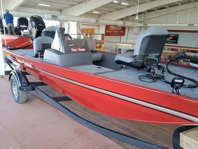 Slide: The Image of Tracker Bass Tracker Classic XL 2026 - 17