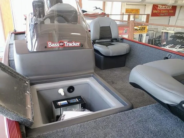 Slide: The Image of Tracker Bass Tracker Classic XL 2026 - 7