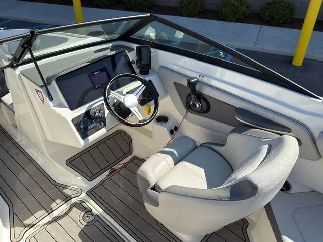 Slide: The Image of Sea Ray SPX 210 Outboard 2020 - 13