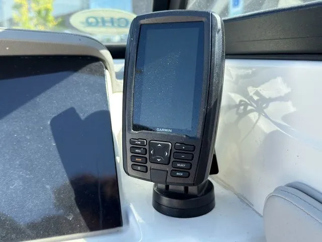 Slide: The Image of Sea Ray SPX 210 Outboard 2020 - 15