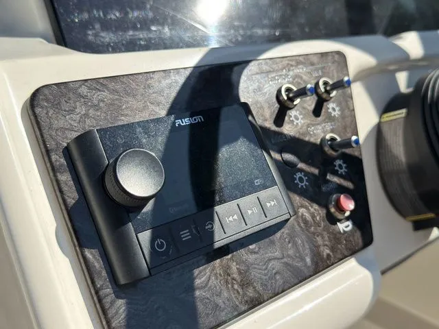 Slide: The Image of Sea Ray SPX 210 Outboard 2020 - 16