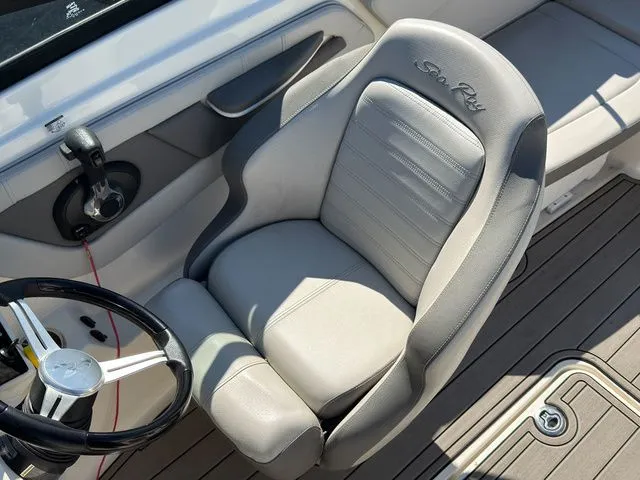 Slide: The Image of Sea Ray SPX 210 Outboard 2020 - 17