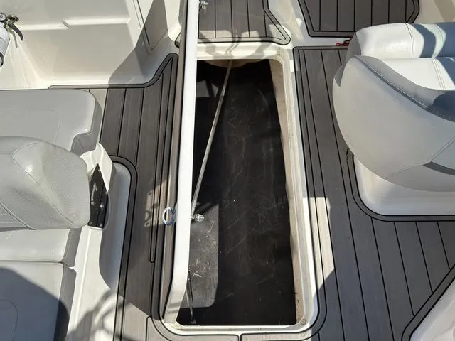 Slide: The Image of Sea Ray SPX 210 Outboard 2020 - 18