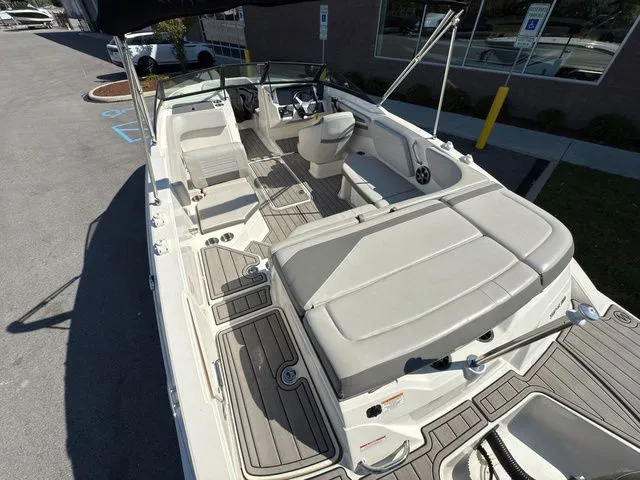 Slide: The Image of Sea Ray SPX 210 Outboard 2020 - 4