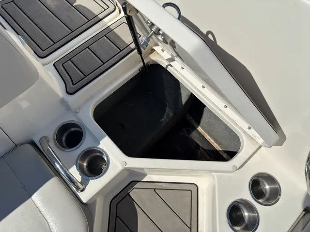 Slide: The Image of Sea Ray SPX 210 Outboard 2020 - 9