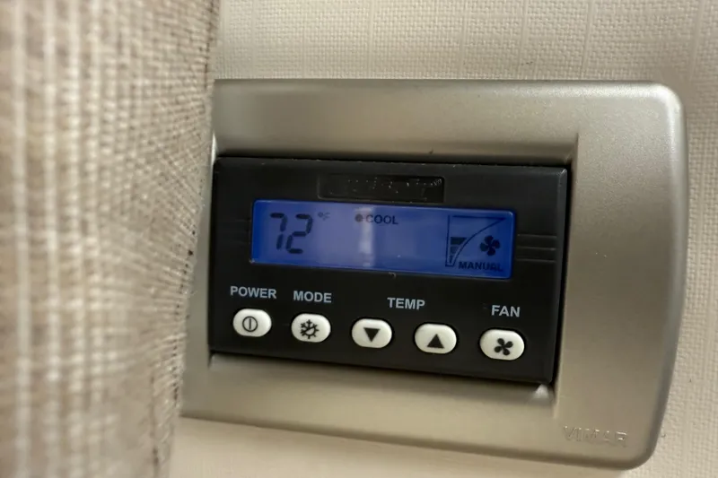 Slide: The Image of Thermostat set to 72°F on a 2015 Sea Ray 260 Sundancer boat. - 17