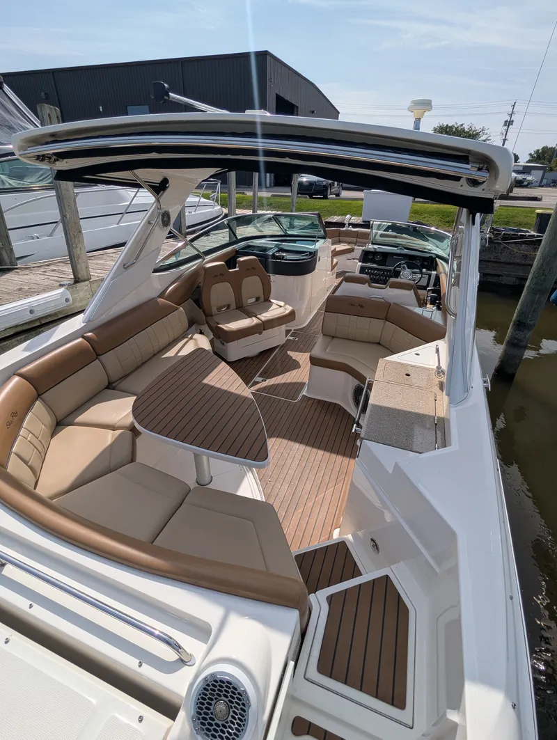 Slide: The Image of Sea Ray SLX 350 2015 - 15