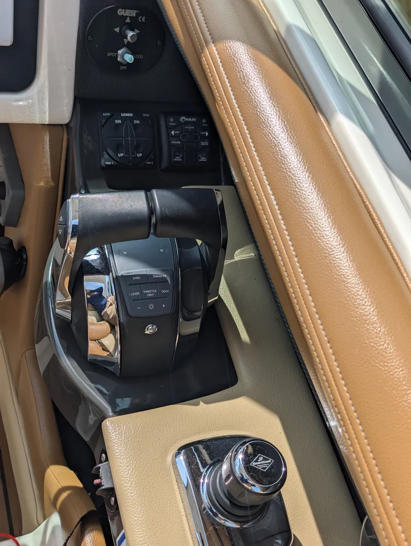 Slide: The Image of Sea Ray SLX 350 2015 - 17