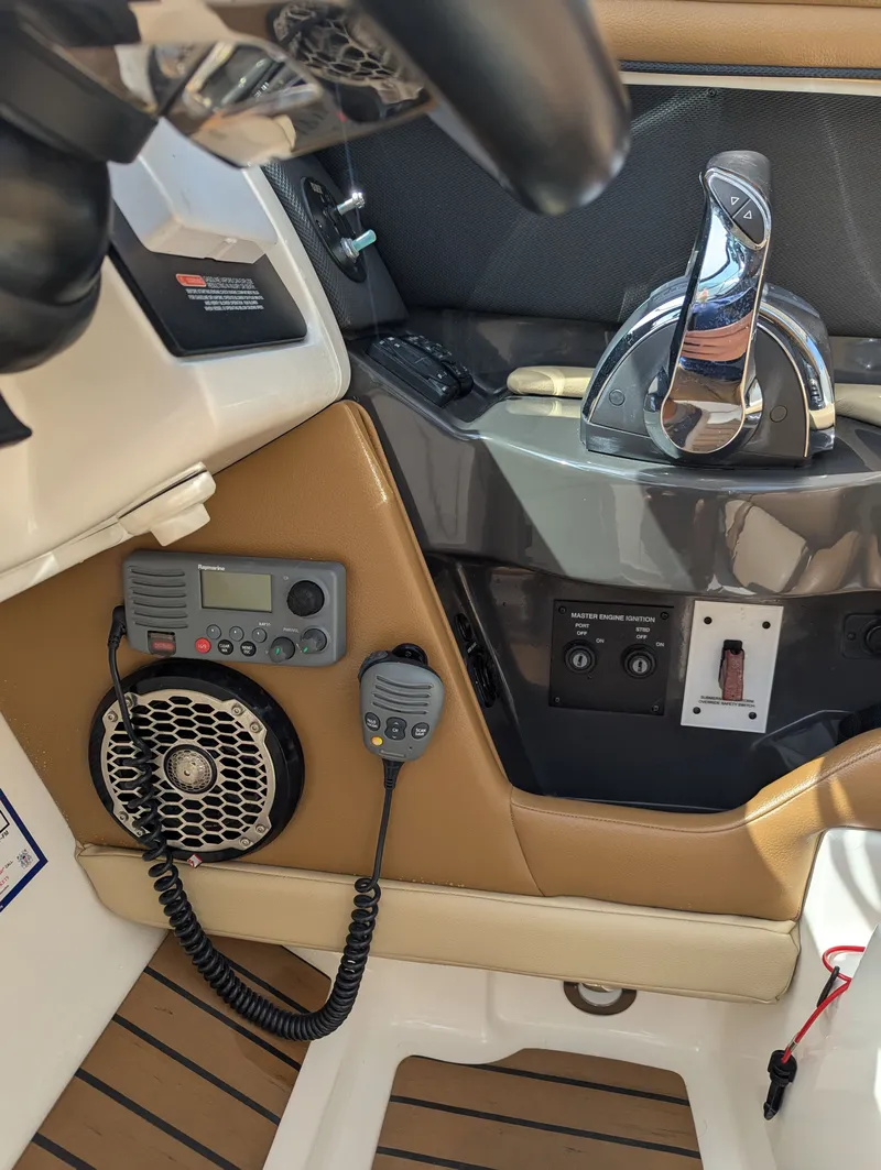 Slide: The Image of Sea Ray SLX 350 2015 - 18