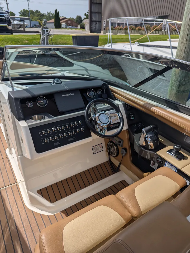 Slide: The Image of Sea Ray SLX 350 2015 - 3