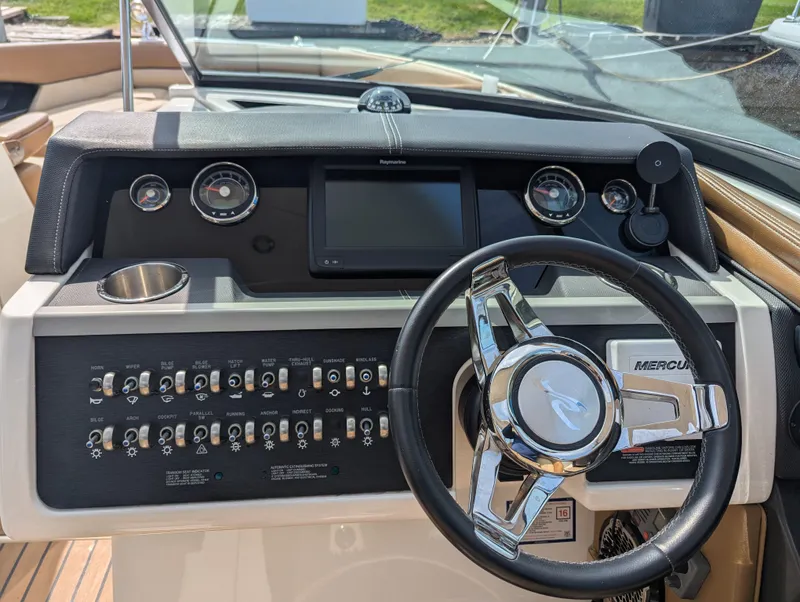 Slide: The Image of Sea Ray SLX 350 2015 - 4