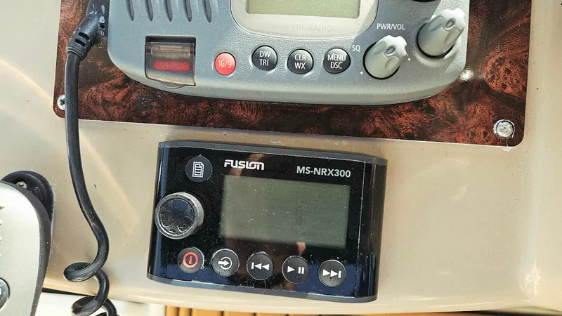 Slide: The Image of Sea Ray 340 Sundancer 2003 - 29