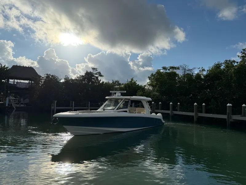 Slide: The Image of Boston Whaler 350 Realm 2021 - 1