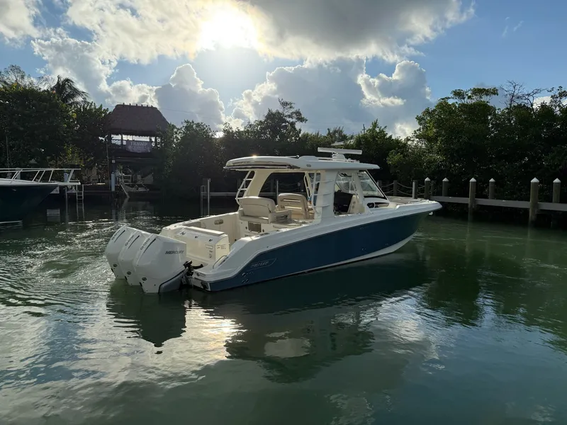 Slide: The Image of Boston Whaler 350 Realm 2021 - 5