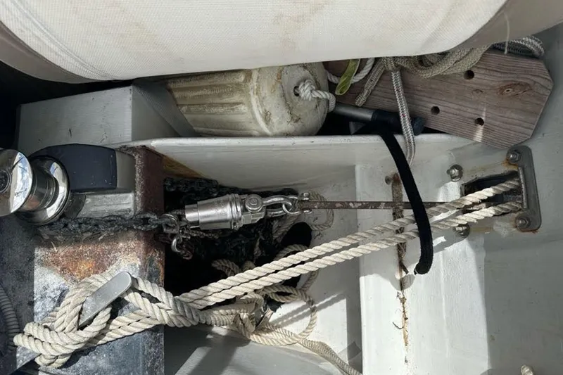 Slide: The Image of Rope and chain mechanism on 2017 Fountaine Pajot Lucia 40 catamaran deck. - 17