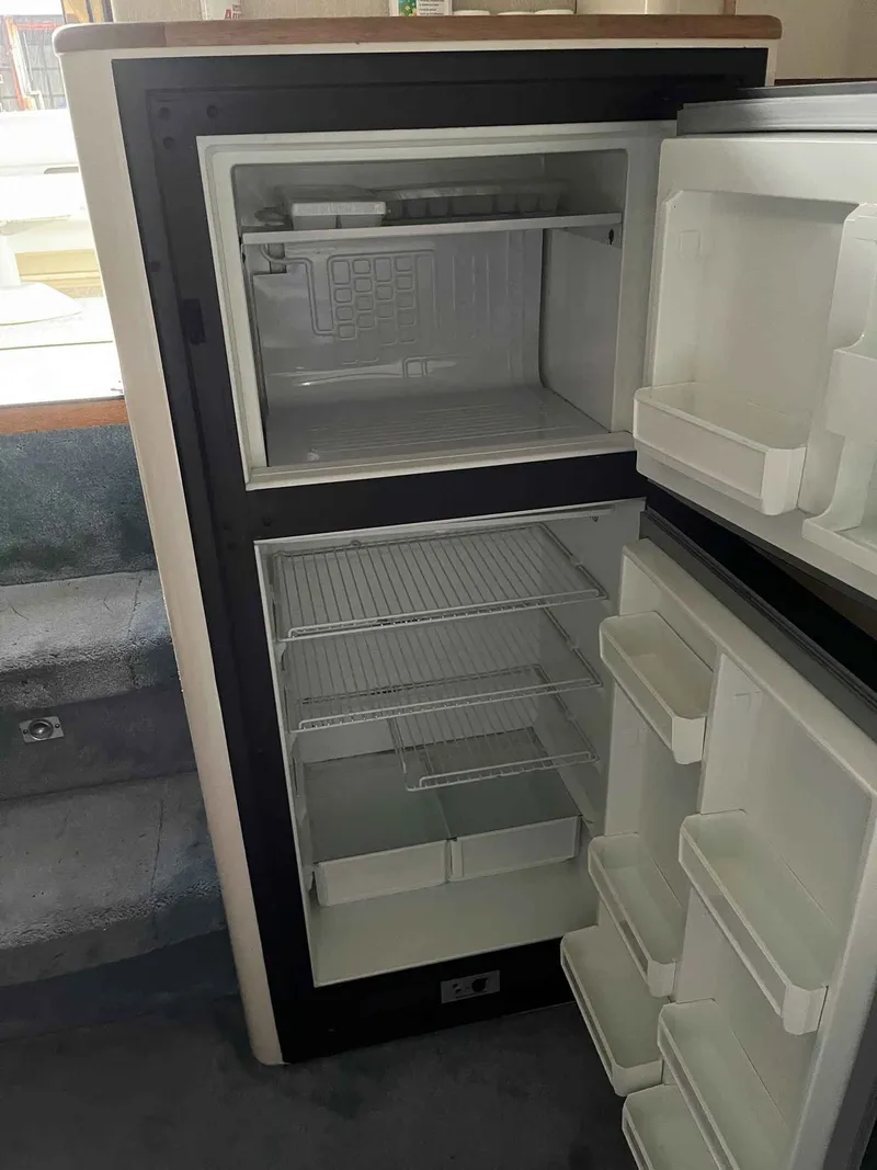 Slide: The Image of Sea Ray 400 Express Cruiser 1996 - 29