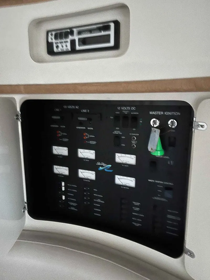 Slide: The Image of Sea Ray 400 Express Cruiser 1996 - 31