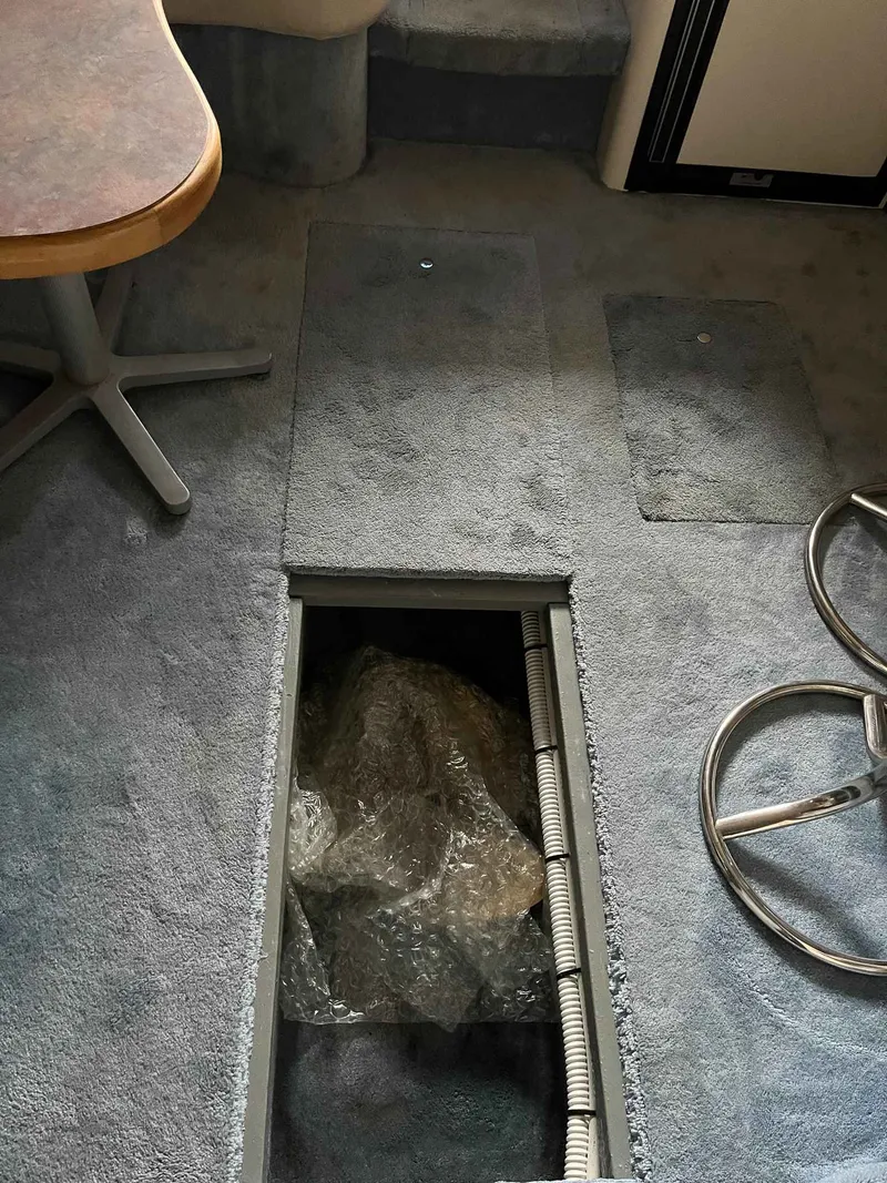 Slide: The Image of Sea Ray 400 Express Cruiser 1996 - 33