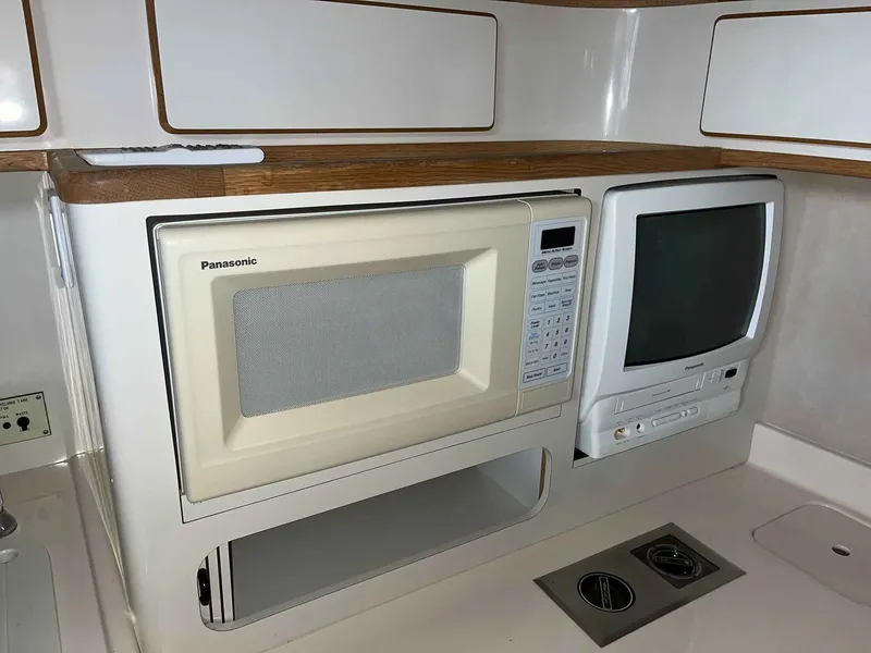 Slide: The Image of Sea Ray 400 Express Cruiser 1996 - 37