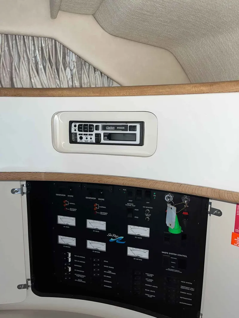 Slide: The Image of Sea Ray 400 Express Cruiser 1996 - 40